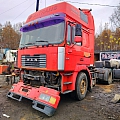 На разборку поступил MAN F2000 2000 г.в. Двигатель D2866LF34 4-х клапанные головки, КПП 16S181 с ретардой, редуктор HY13110 37/12 подвеска рессорная перед, сзади воздух. Кабина высокая, гнилая. Крыша в продаже.