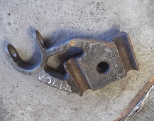 4529 Кронштейн опора переднего амортизатора нижняя 20410186 Volvo