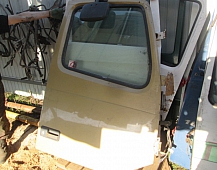 23607 Дверь правая золотая желтая Вольво Volvo VNL