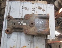 24280  81412043007 Кронштейн траверсы кпп MAN F2000 ман