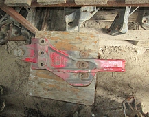 24204  1076906 Кронштейн крепления передней рессоры задний правый Volvo FH12 вольво