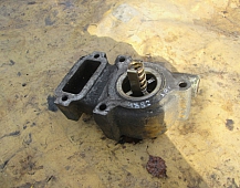 24882  Корпус термостата 1048584 CAT15 3406E Freightliner FLA FLB фредлайнер