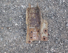 27403 Mercedes 2219L 6x2 385.528 кронштейн амортизатора левый 6173200078