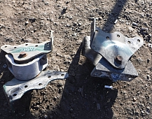 33937 Кронштейн подвески кабины 18-34558-000C 1834558000  Фредлайнер Columbia CATERPILLAR 15 CAT 15 C15MBN